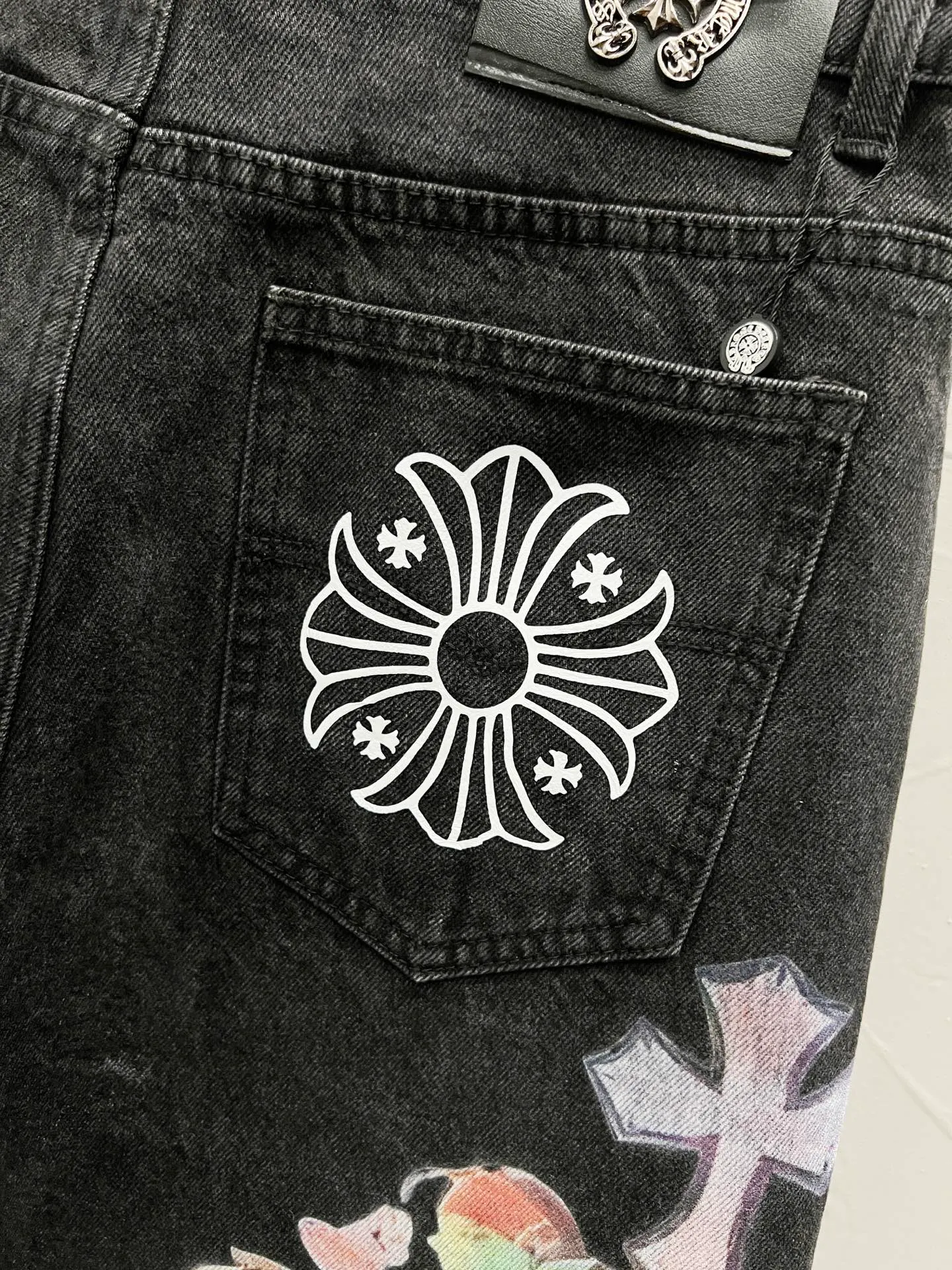 P180 Style number: [M964] Chrome Hearts SS25 full-print cross cartoon patch straight jeans for men and women, top ceiling quality, styles with different wash textures, very friendly to people with thin legs and thick legs, the straight and slim fit is very flattering to the leg shape, the moderate length that never goes out of style, easy to match with casual, basic styling for various styles, a must-have in the wardrobe! The fabric is stiff but also makes the upper body soft without losing texture. The washing process is even more perfect. It is a must-have item for everyone! ! ! Washed wheat, hang tag, pants label, three labels complete Color: black Size: 30, 32, 34, 36
